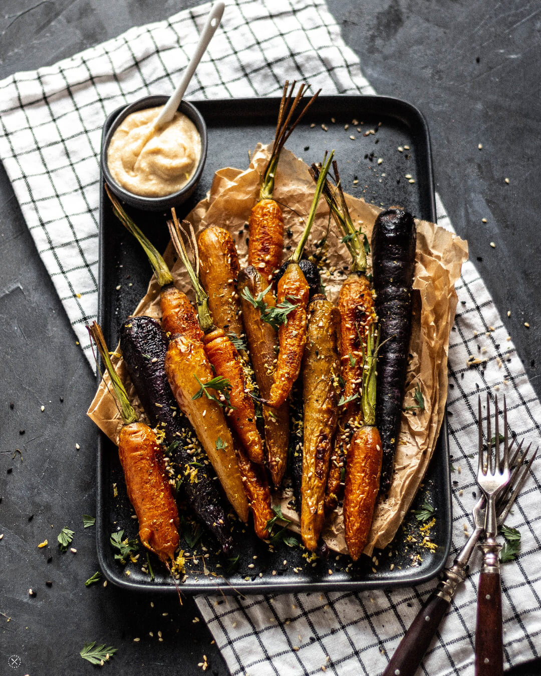 food.enthusiast | Leckeres Rezept mit Karotten: Schmorkarotten mit Hummus