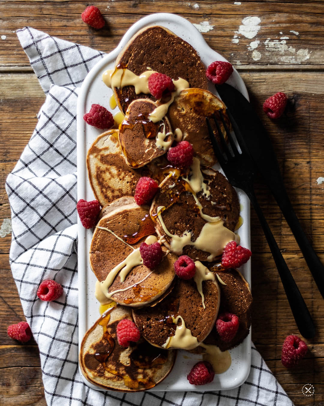 food.enthusiast | Vegane Pfannkuchen mit Mandelmehl und Himbeeren