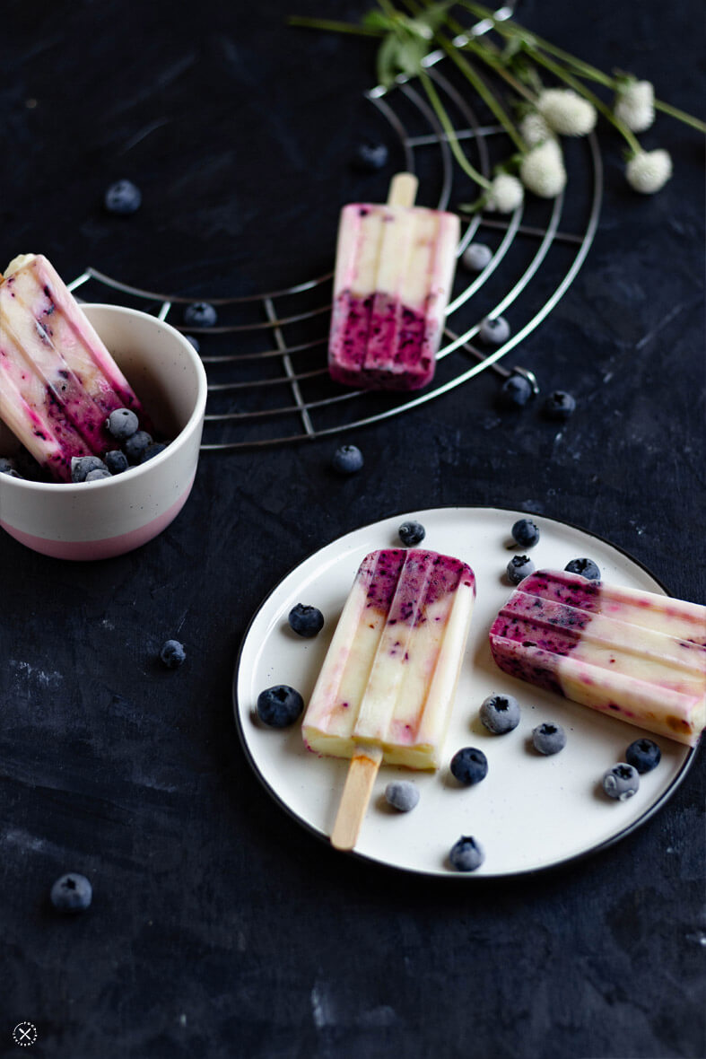 food.enthusiast | Eis am Stiel selber machen: Vegane Blaubeer-Popsicles