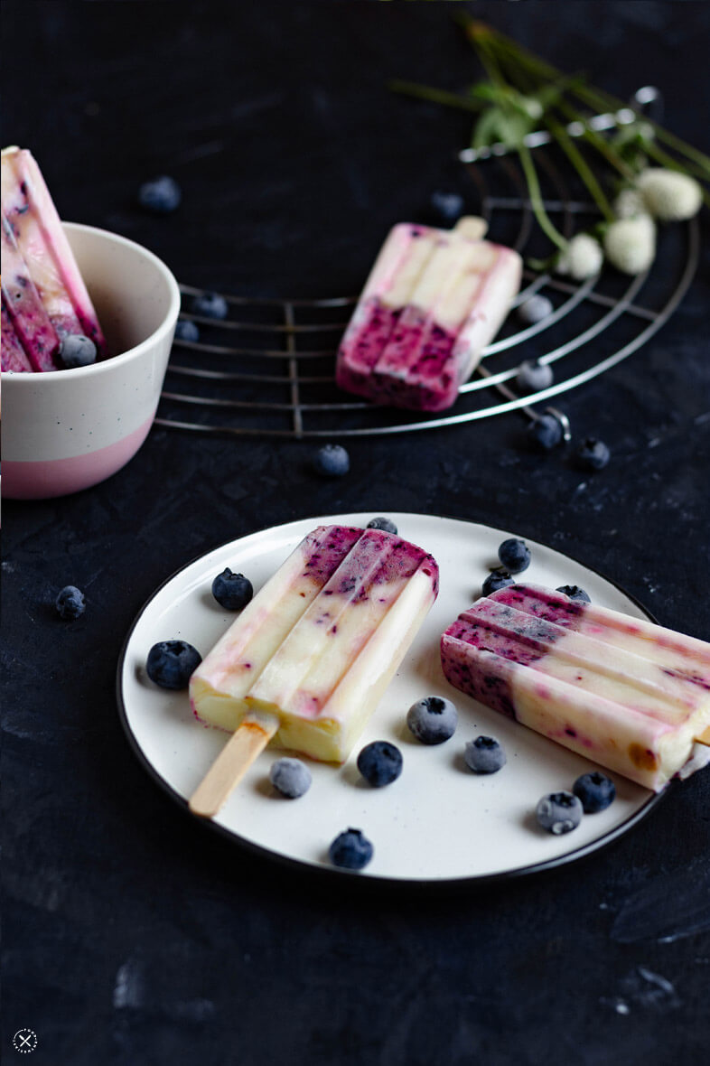 food.enthusiast | Eis am Stiel selber machen: Vegane Blaubeer-Popsicles