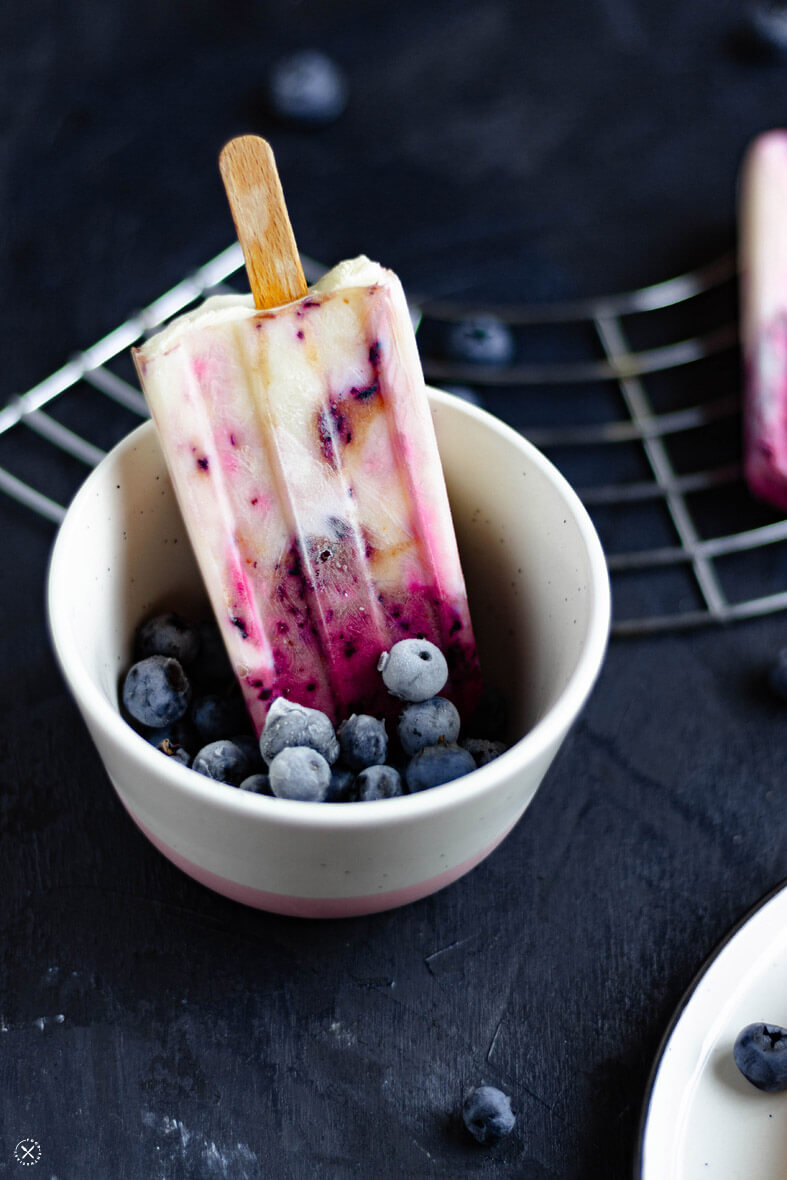 food.enthusiast | Eis am Stiel selber machen: Vegane Blaubeer-Popsicles