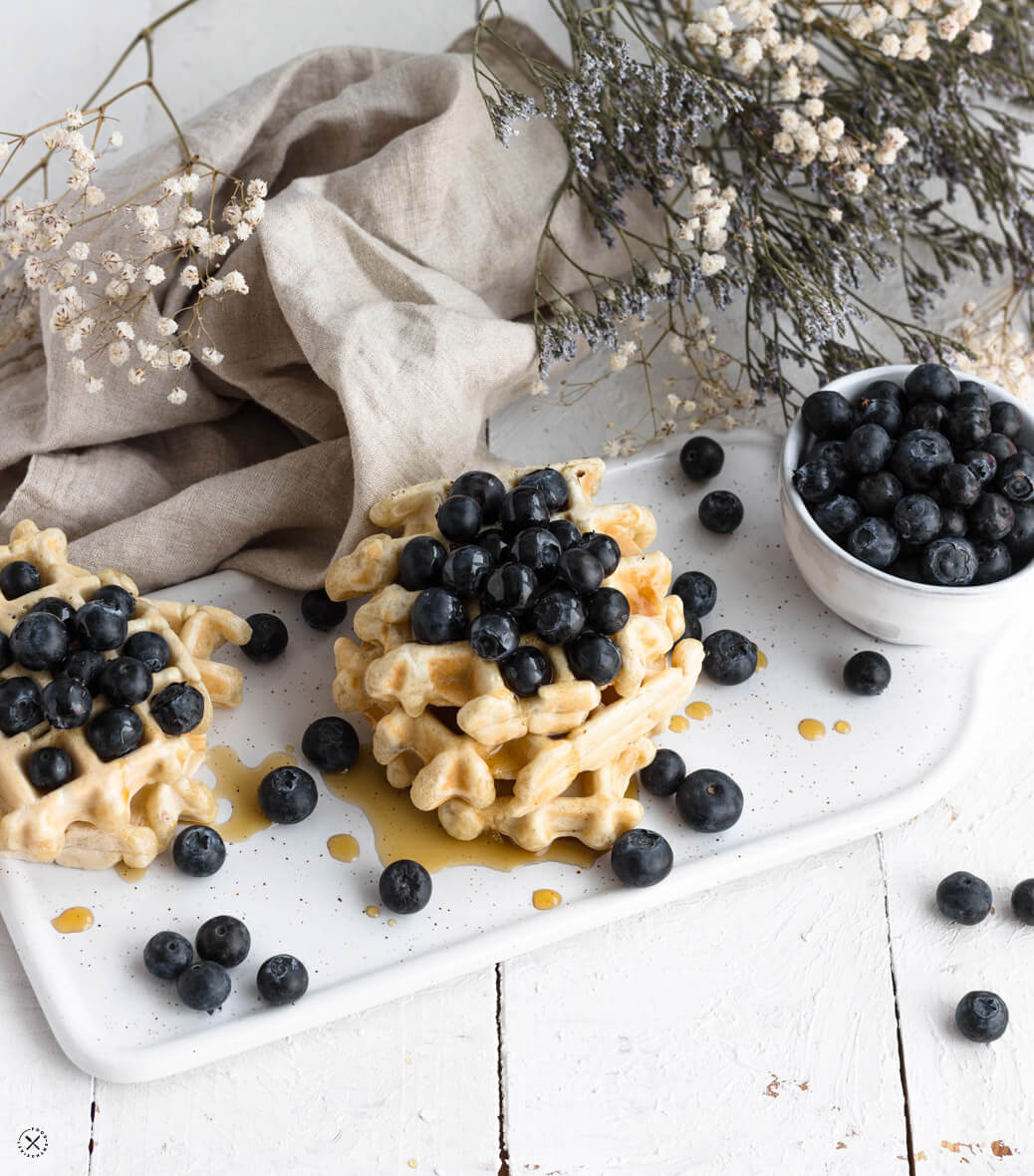 food.enthusiast | Vegane Vanille-Waffeln mit Blaubeeren – ein Waffel ...
