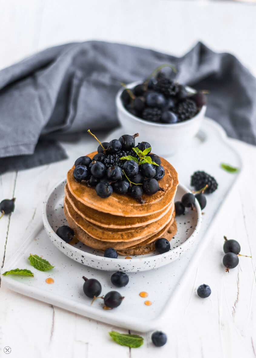 food.enthusiast | Vegane Protein Pancakes mit Beeren