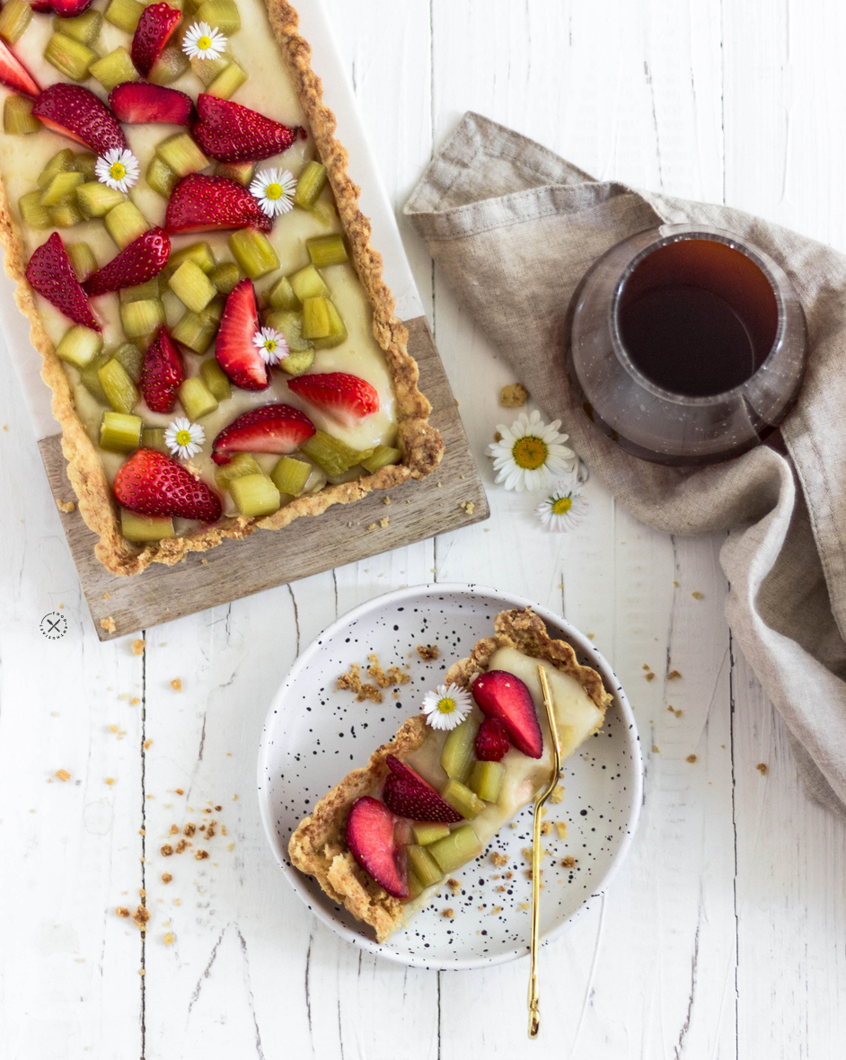 food.enthusiast | Rhabarber-Tarte mit Erdbeeren – der perfekte Sommerkuchen