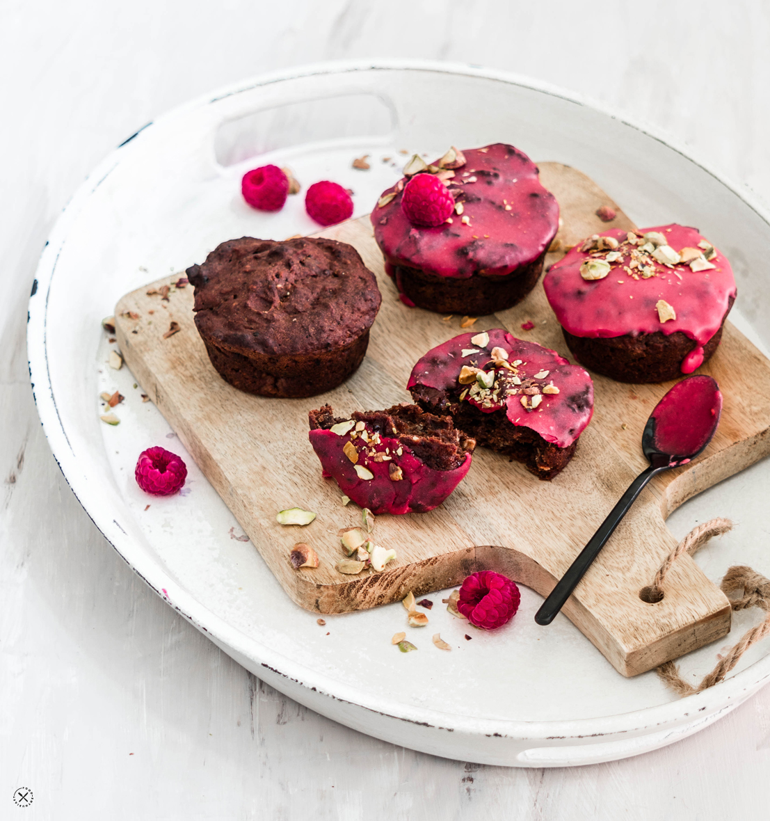 food.enthusiast | Vegane Schokomuffins mit Himbeer-Glasur