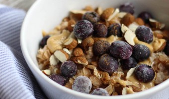 Dinkel-Porridge mit Mandeln, Blaubeeren und Erdnussmus