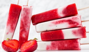 Erdbeer-Kokos-Popsicles