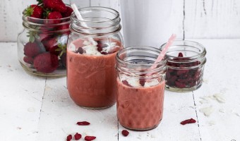 Erdbeer-Smoothie Rezept mit Superfoods & Proteinen