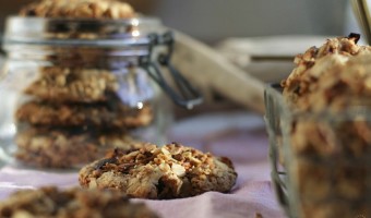 Kekse mit Dinkelflocken und getrockneten Apfelringen