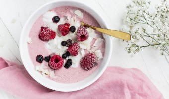 Himbeer-Buchweizen-Porridge mit Kokosjoghurt