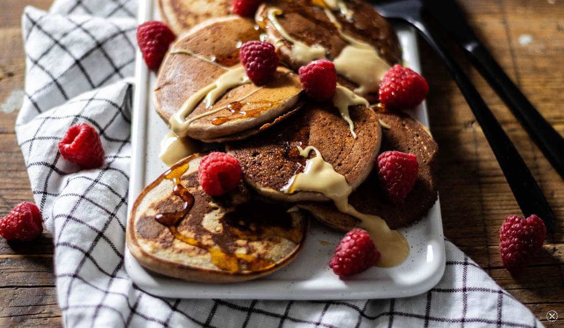 food.enthusiast | Vegane Pfannkuchen mit Mandelmehl und Himbeeren