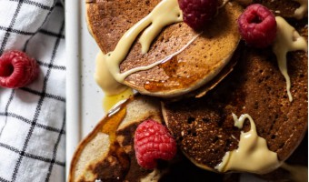 Vegane Pfannkuchen mit Mandelmehl und Himbeeren