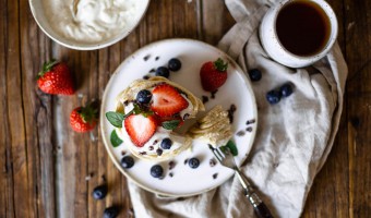 Pfannkuchen ohne Zucker mit Vanillequark und Beeren