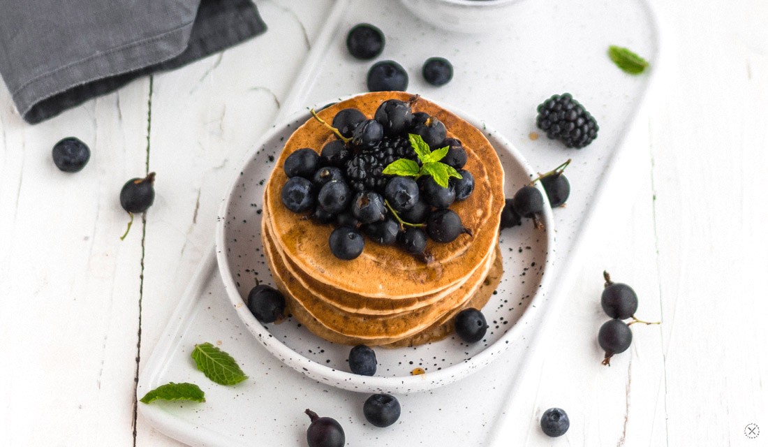 food.enthusiast | Vegane Protein Pancakes mit Beeren