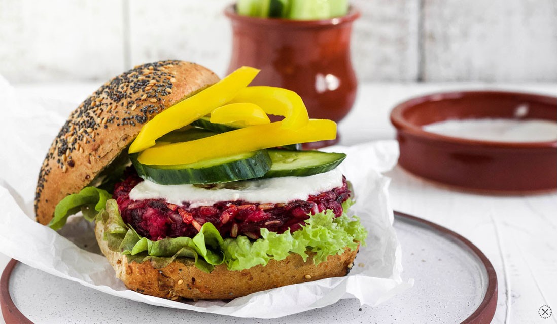 food.enthusiast | Rote-Bete-Burger mit Meerrettichsoße