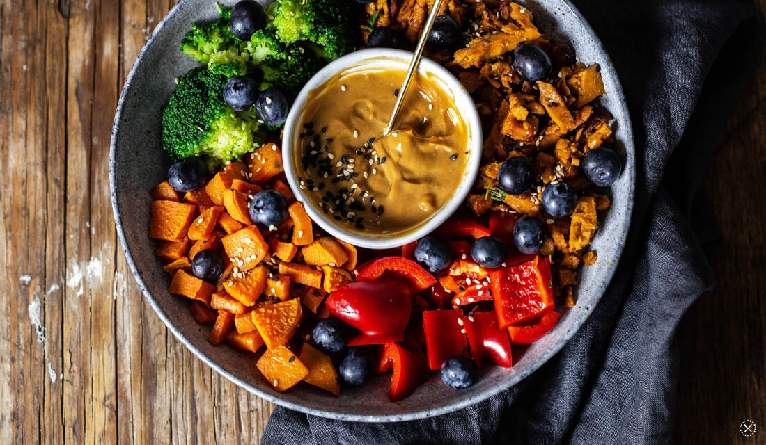 food.enthusiast | Vegane Protein Bowl mit Erdnusssauce