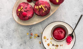 Vegane Schokomuffins mit Himbeer-Glasur