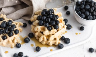 Vegane Vanille-Waffeln mit Blaubeeren – ein Waffel-Grundrezept