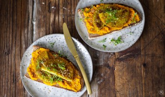 Veganer Brotaufstrich: Landbrot mit Möhren-Ingwer-Aufstrich